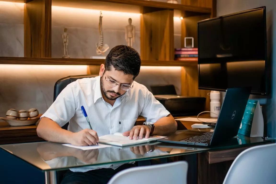 Matheus estudando no consultório