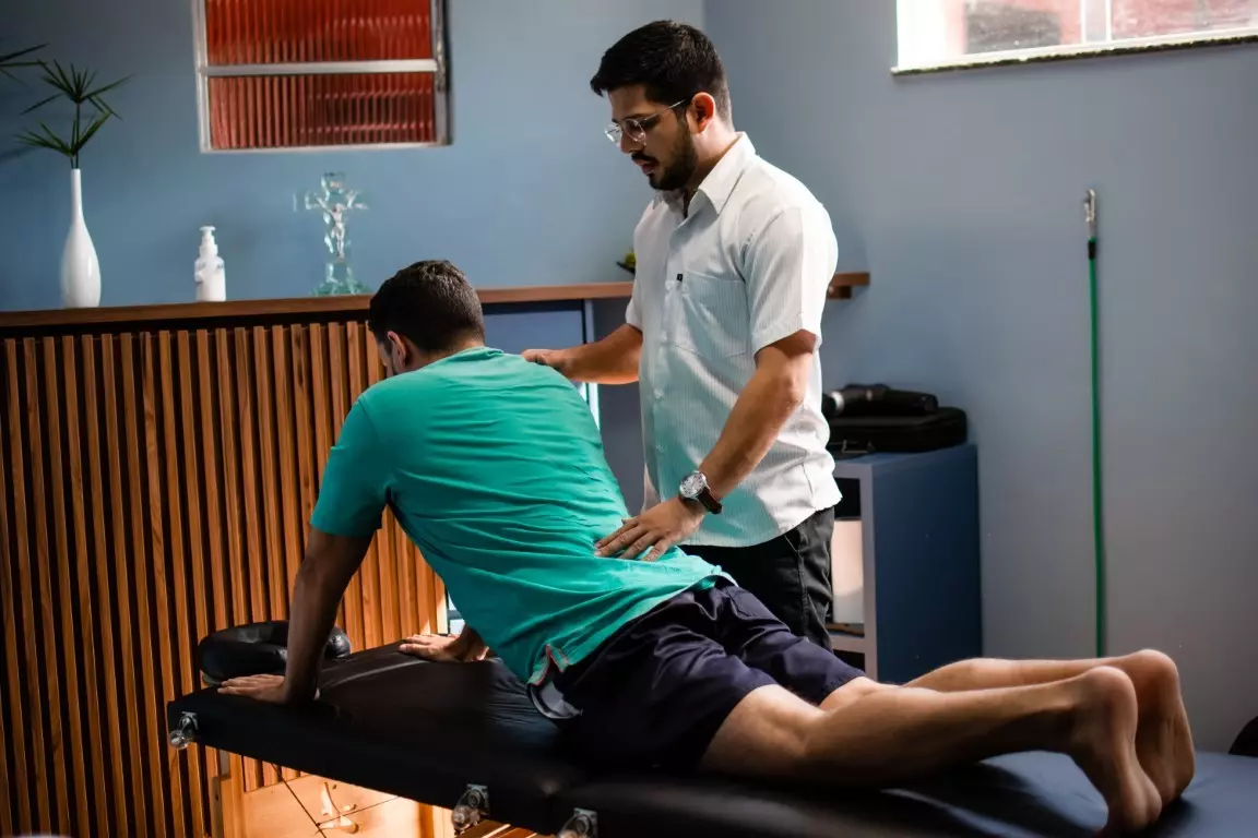 Matheus aplicando exercicio em paciente